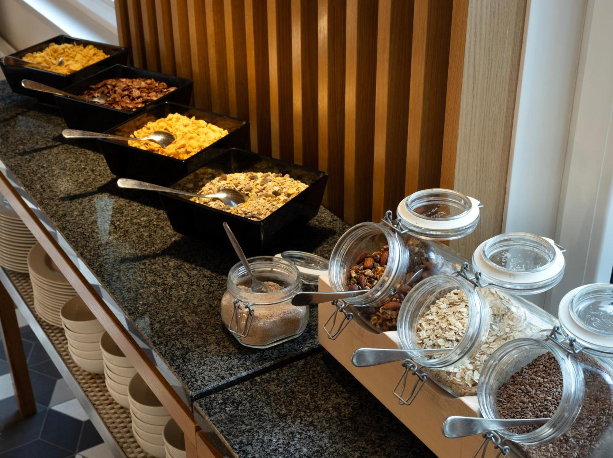 Express West By Ihg Hotel